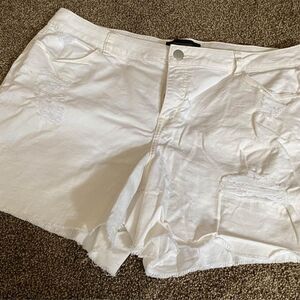 Venezia white distressed jean shorts size 20